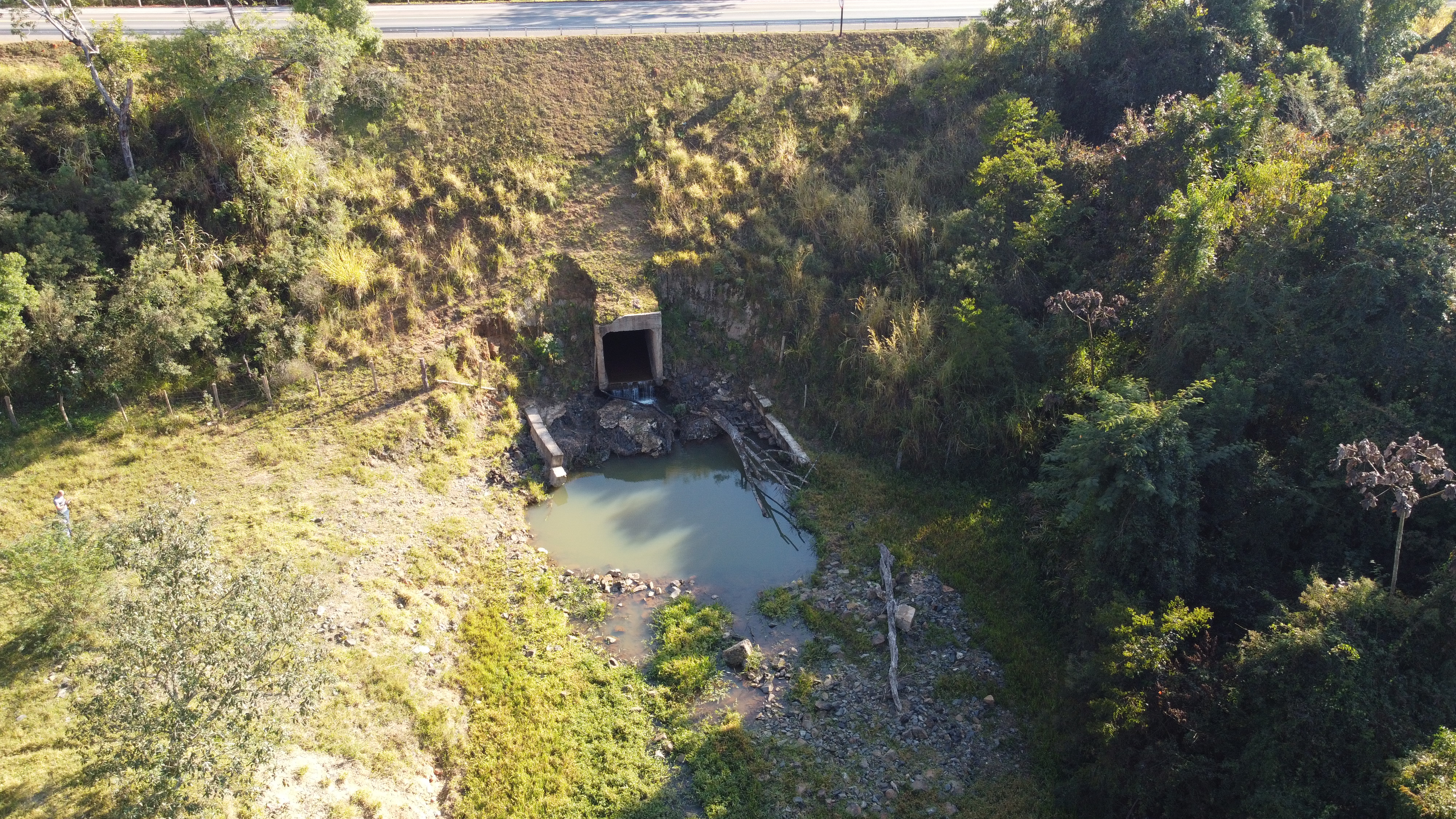 Execução de Sistema de Drenagem – SP-255 – KM 348+500 — antes